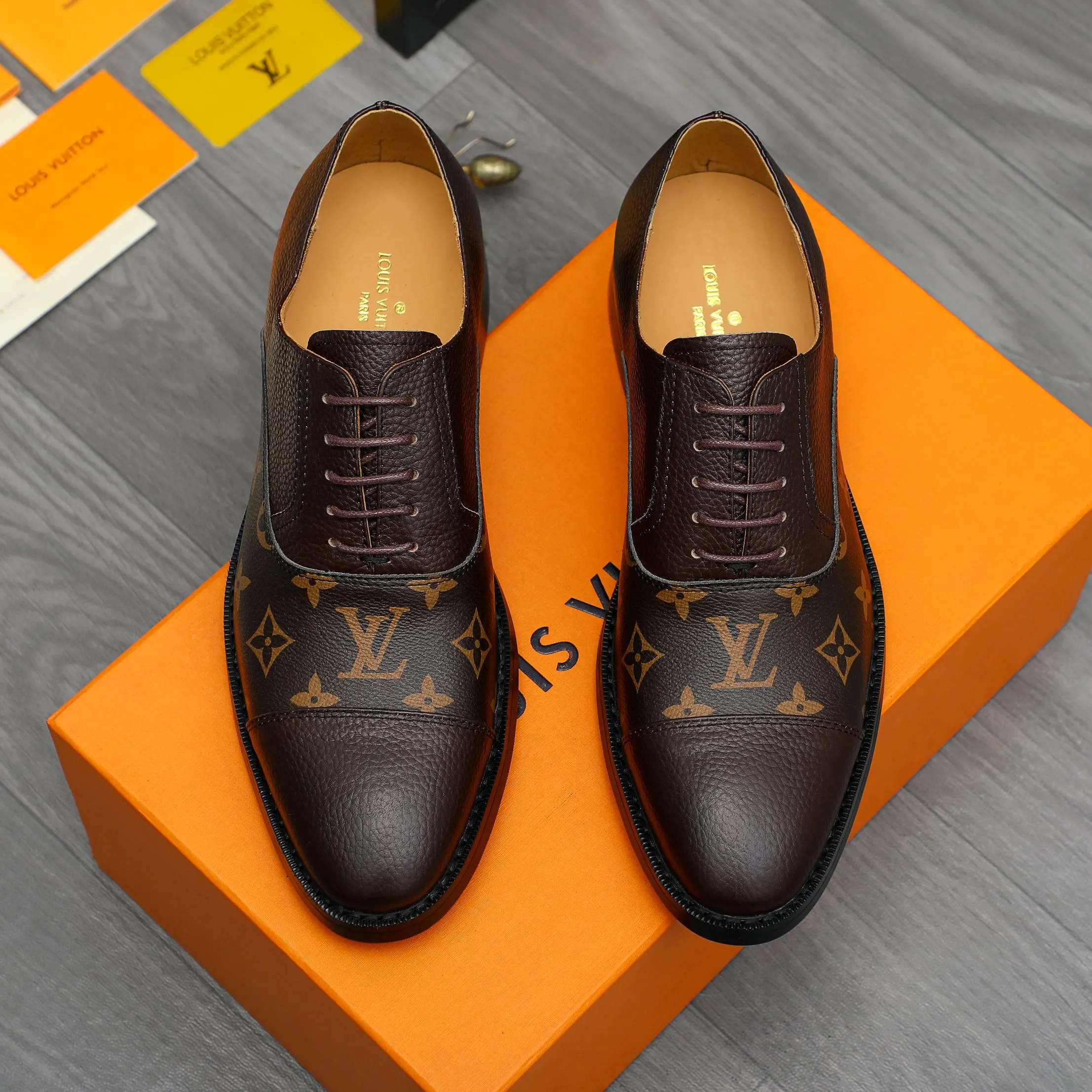 Men's shoes 💰500 Product trademark: LV "Louis Vuitton" business formal leather shoes Regular size: 39-45 (.45 customization is non-refundable) Product material: Selected pebbled cowhide stitching printed upper, cowhide lining, original rubber outsole